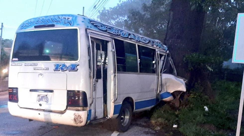 Motorista de coaster se distrajo y chocó en la Troncal del Norte