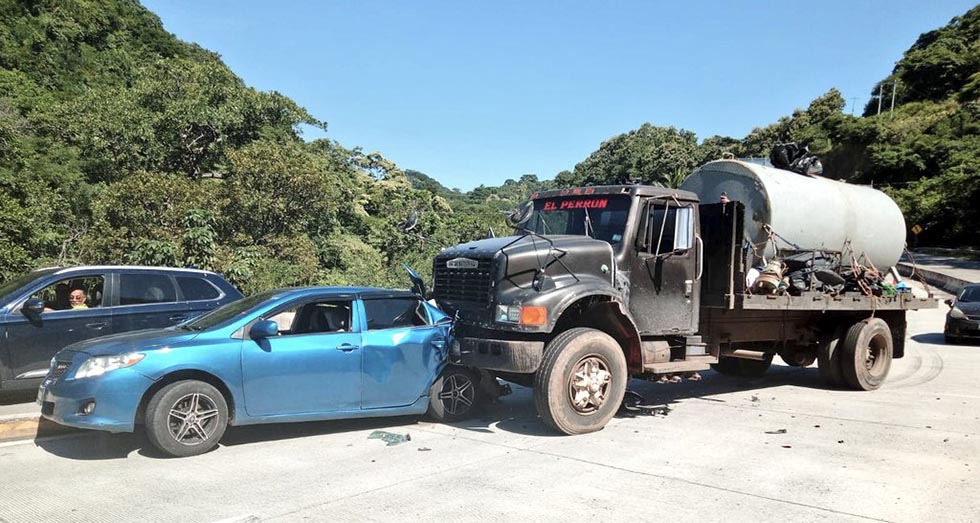 Pipa choca con un vehículo en la carretera al Puerto de La Libertad