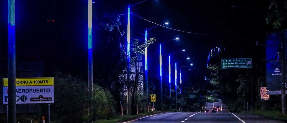 Avanza la colocación de iluminarias en autopista a Comalapa