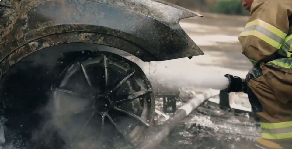 Bomberos sofocan incendio en vehículo en Nuevo Cuscatlán