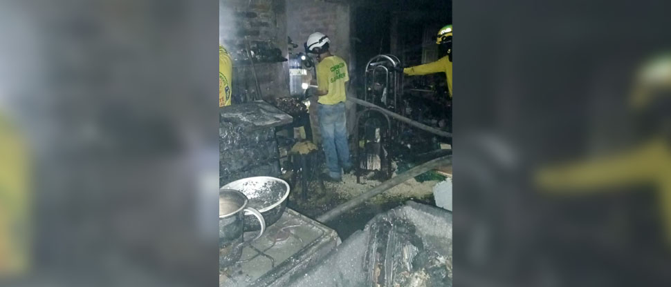 Familia lo pierde todo tras incendiarse su vivienda en La Libertad