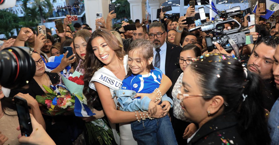 Salvadoreños reciben con júbilo a Isabella García-Manzo durante su inscripción oficial en Miss Universo 2023