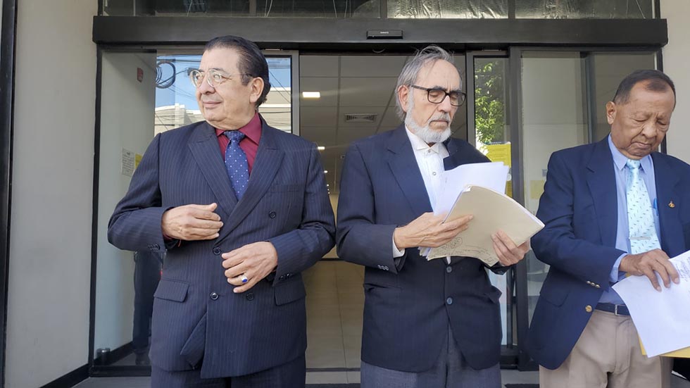Ronal Umaña amenaza al TSE con juzgarlos cuando la oposición gane la presidencia si inscriben a Bukele