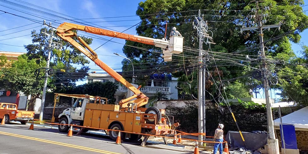 Avanza la desinstalación de postes y cableado aéreo obsoleto en la Zona Rosa