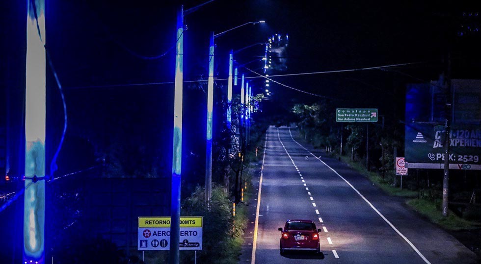MOP instala luminarias LED y postes traslúcidos en autopista a Comalapa