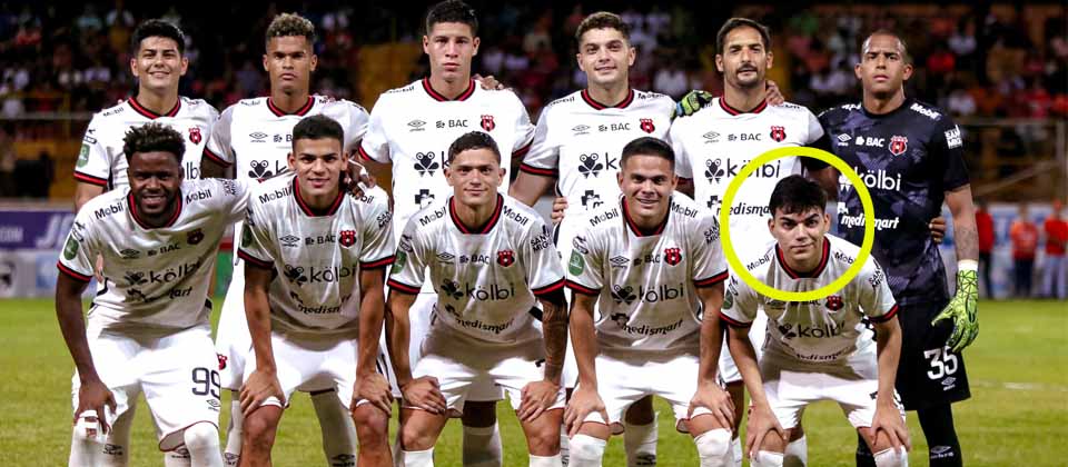 Leo Menjívar juega de titular por primera vez en Alajuelense y fue elegido el mejor del partido
