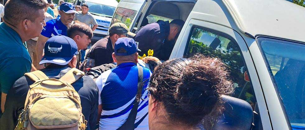 Reportan motociclista lesionado tras impactar contra un microbús
