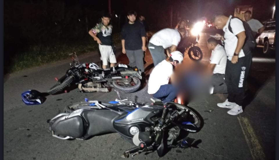 Conductor impacta a dos motociclistas y huye, dejándolos tirados en la carretera Troncal del Norte