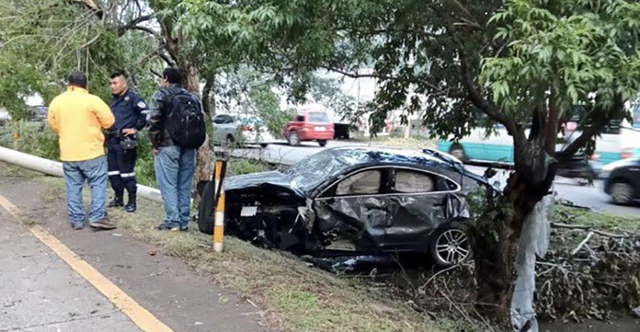 Conductor lesionado tras chocar con un poste en la autopsita a Comalapa