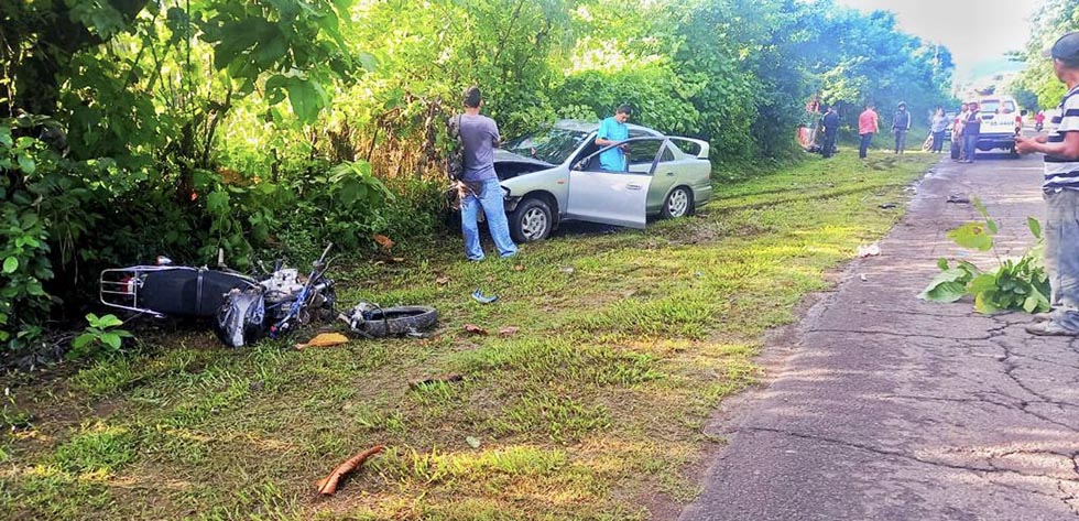 Motociclista resulta herido tras impactar contra vehículo en Usulután