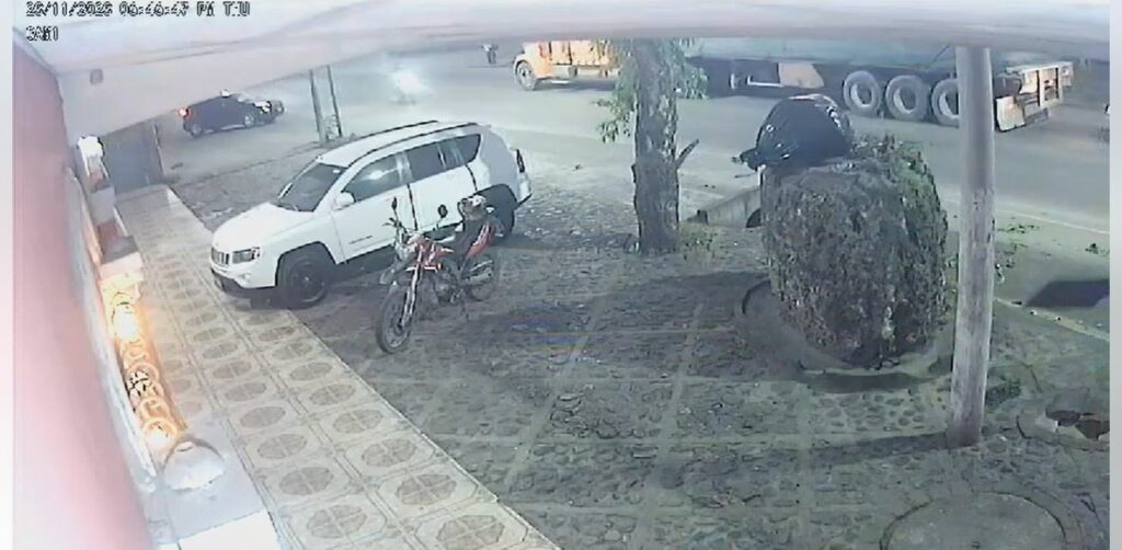 VIDEO: Cámaras registran el momento en que motociclista choca contra una rastra y pierde la vida