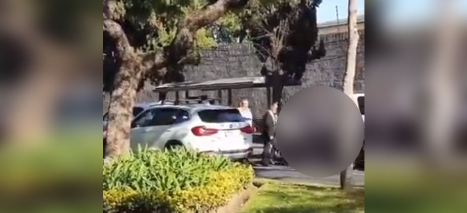 Escoltas golpean a hombre frente a su familia en México
