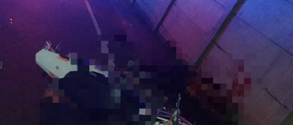 Iban bolos: Motociclista se estrella contra un poste y su acompañante fallece de inmediato