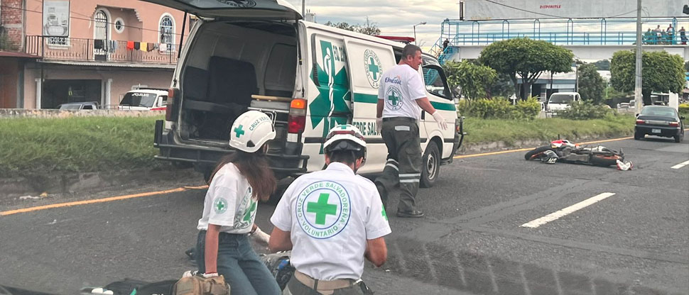 Motociclista queda tendido sobre el pavimento tras accidentarse en carretera Panamericana