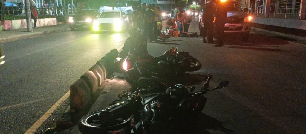 Motociclistas se accidentan en Alameda Juan Pablo II