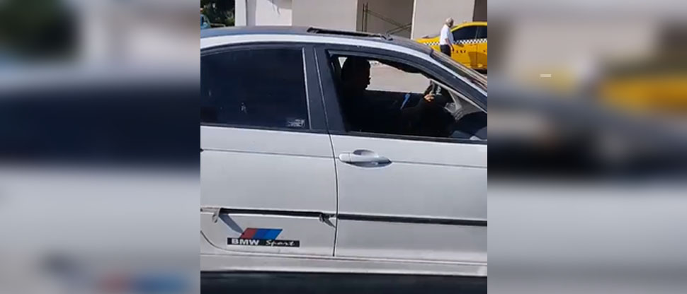Multan a conductor que pudo ocasionar un accidente por ir distraído en el celular