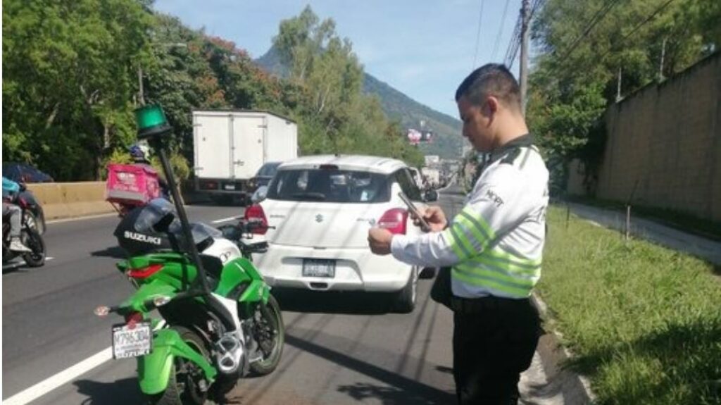 Multan a conductor por usar el celular mientras manejaba por avenida Jerusalén