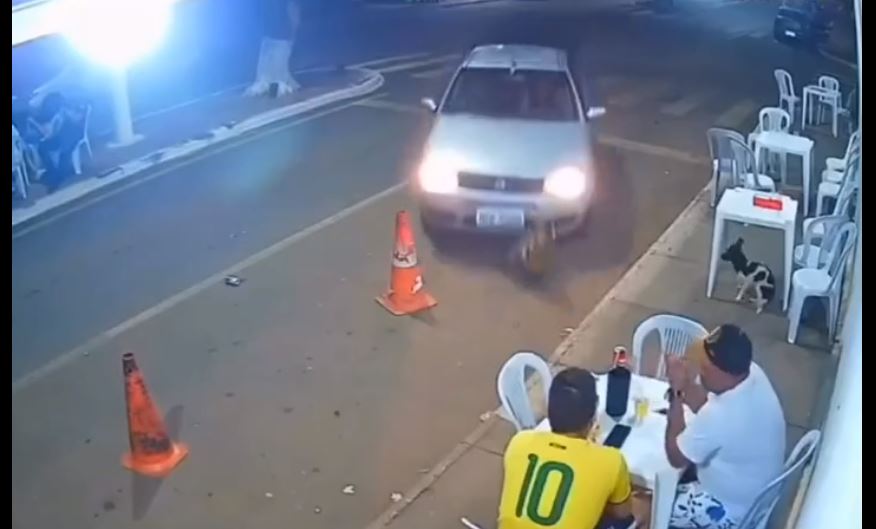 Mujer atropella intencionalmente a su novio, quien salió de casa tras una discusión (VIDEO)