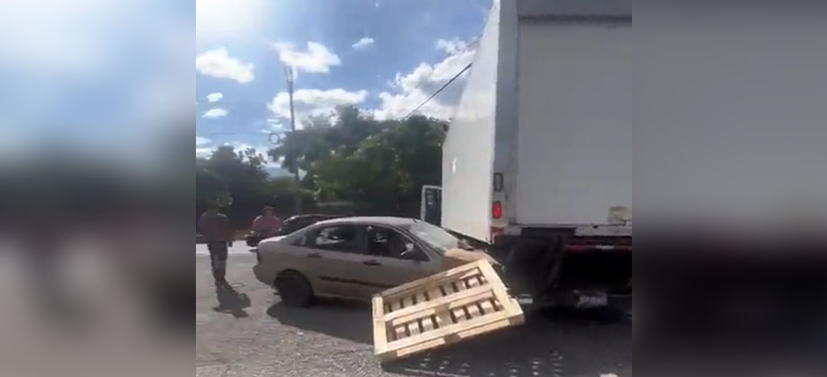 Automovilista queda debajo de camión tras fuerte choque en carretera Panamericana