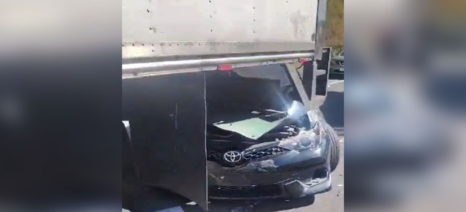 Automovilista choca y queda debajo de rastra en Carretera de Oro