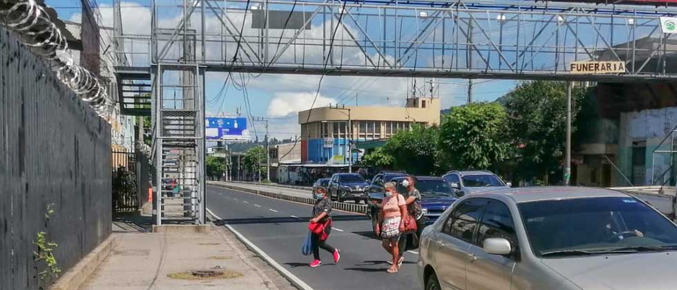 Hasta $50 de multa para quienes no usen las pasarelas en San Salvador