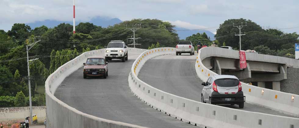 Habilitan paso elevado en redondel Unicaes, Santa Ana