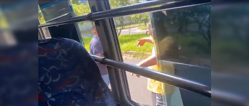 Microbusero y motociclista detienen el tráfico y se van a los puños en La Libertad
