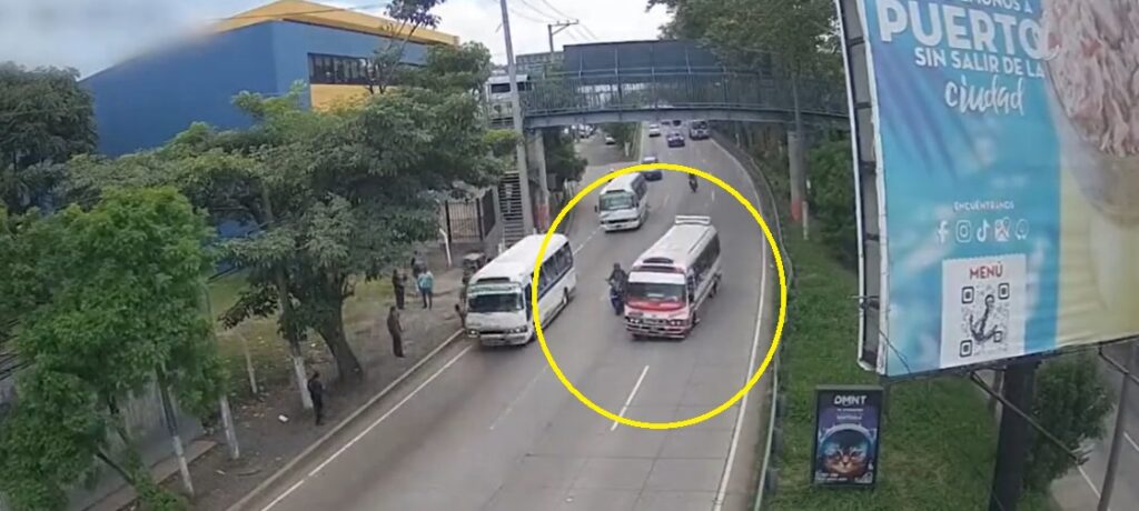 Cámaras registran momento en que microbusero se pasa llevando a un motociclista en Antiguo Cuscatlán