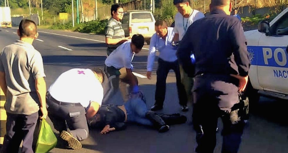 Mujer motociclista se accidenta por esquivar un perro en la carretera a Santa Ana 