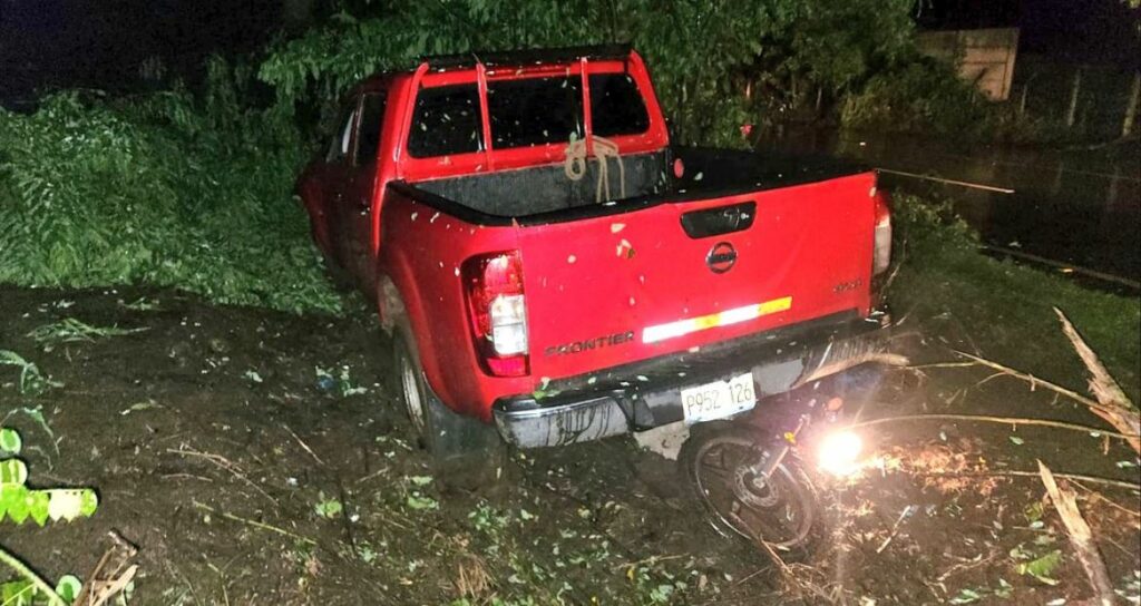 Conductor abandona su vehículo luego de atropellar a motociclista en Quezaltepeque
