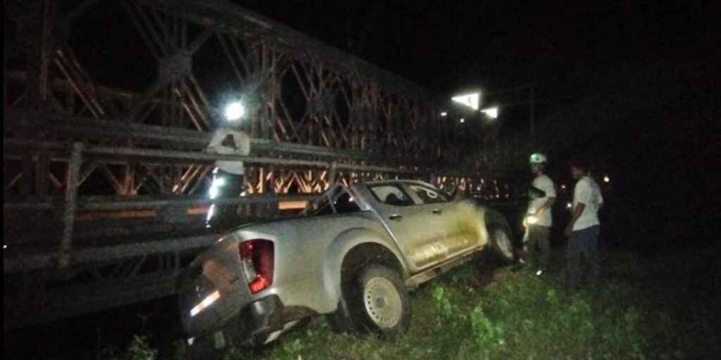 Conductor de pick up pierde el control y se sale de puente en carretera Litoral