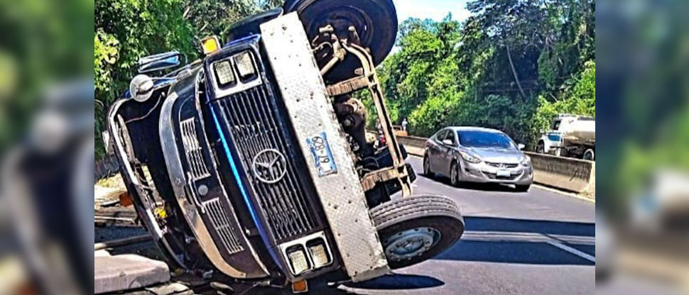 Reportan pipa volcada en carretera a Santa Ana