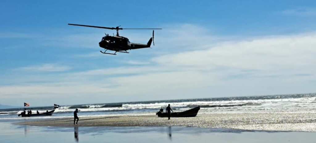 Fuerza Aérea y Naval localizan el cuerpo de una persona arrastrada por la corriente en playa El Cuco