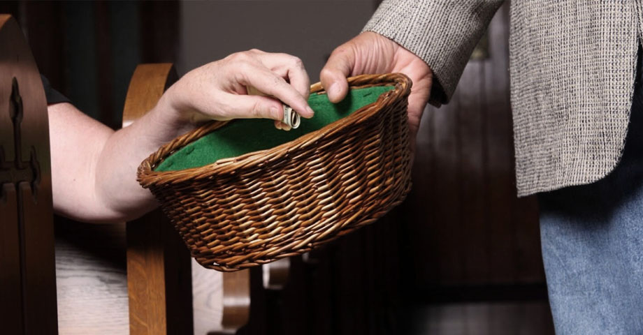Pastor se enoja con una feligresa por dar poco dinero de ofrenda