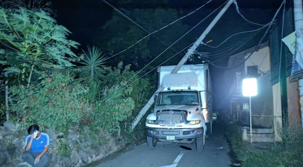 Camionero se pasa llevando cables de alta tensión y causa un apagón en Zacatecoluca