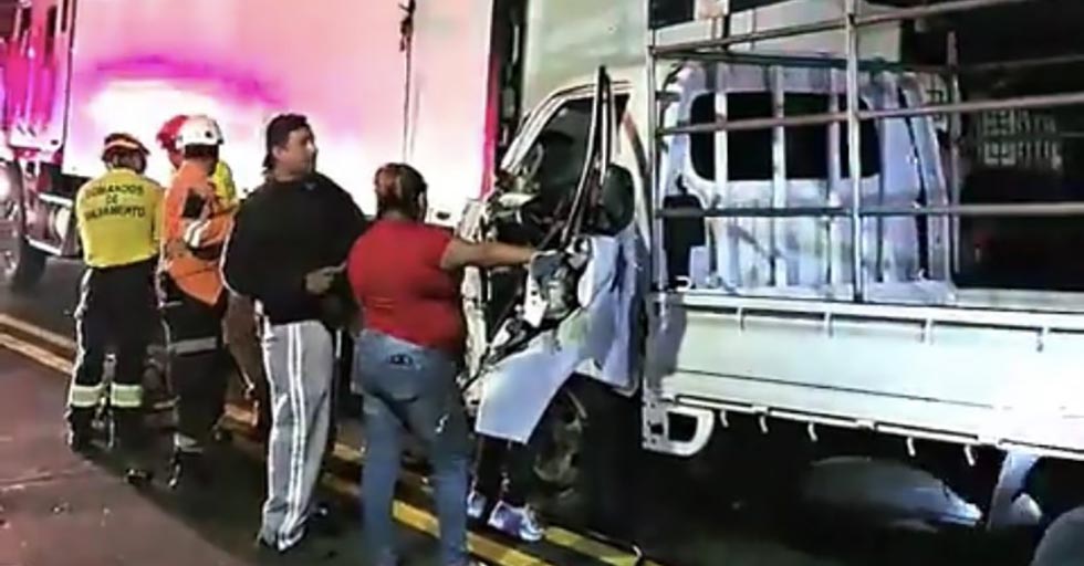 Hombre queda atrapado tras accidente de tránsito en Ciudad Merliot