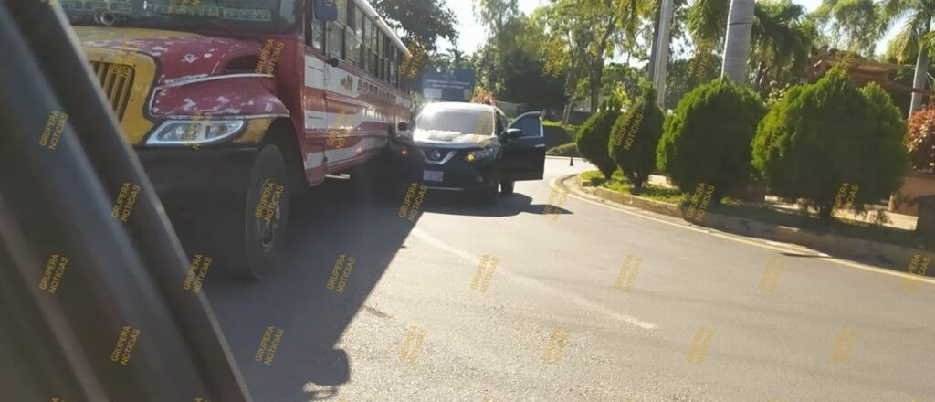 Mala maniobra en redondel de Sonzacate causa accidente vial esta mañana