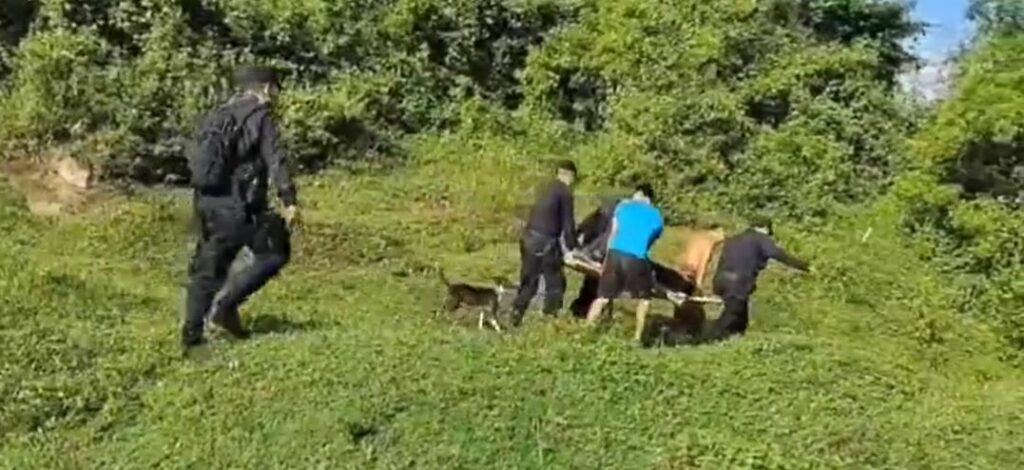 Agentes policiales rescatan a un hombre que perdió el equilibrio y cayó en río de Sonsonate