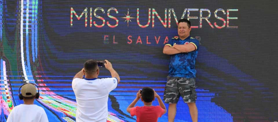 Salvadoreños se trasladan a plaza Salvador del Mundo para ver Miss Universo 2023