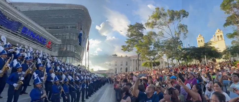 Cientos de salvadoreños disfrutan de la presentación de la Banda El Salvador en el Centro Histórico