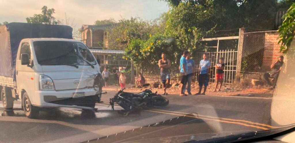 Motociclista choca frontalmente con un camión en carretera Panamericana