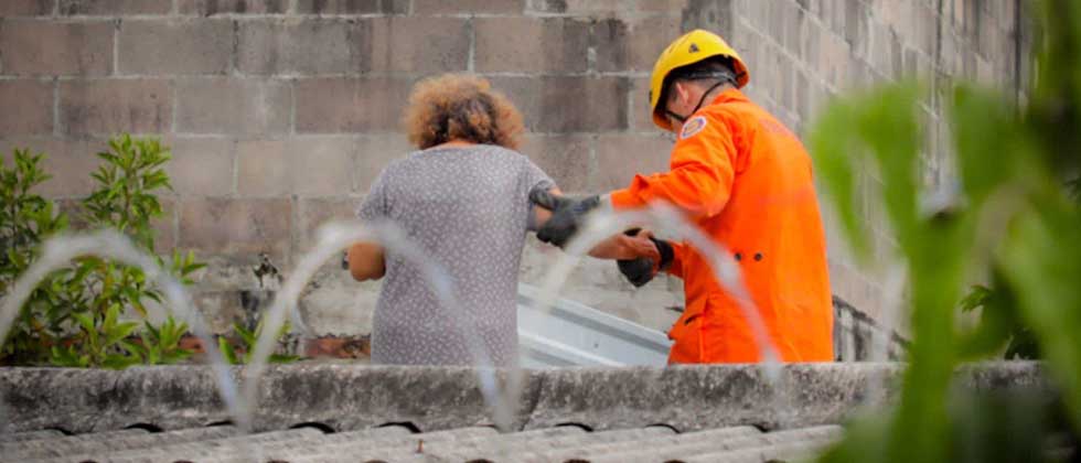 Rescatan a persona atrapada en el techo de su vivienda en San Salvador