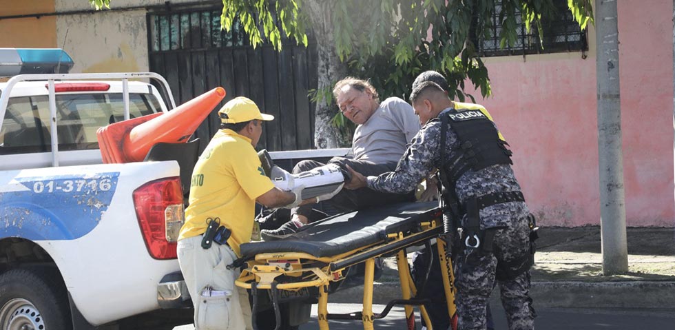 Peatón y motociclista resultan lesionados tras impactar en la Alameda Juan Pablo II