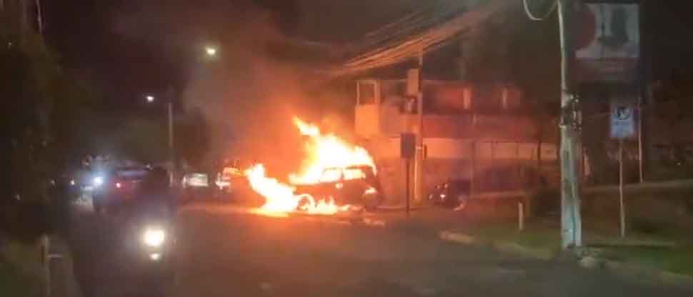 Reportan automóvil en llamas en calle Loma Linda, San Salvador