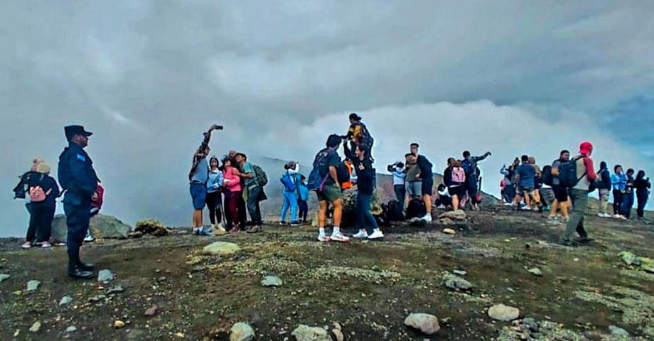 Turistas de distintas nacionalidades disfrutan de la vista en el Volcán Ilamatepec