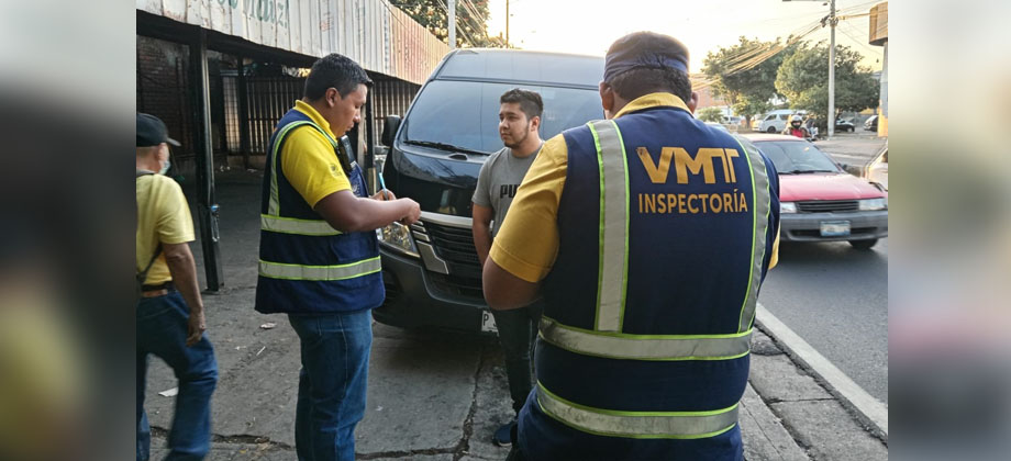 Imponen multa a automovilista que transportaba pasajeros sin autorización