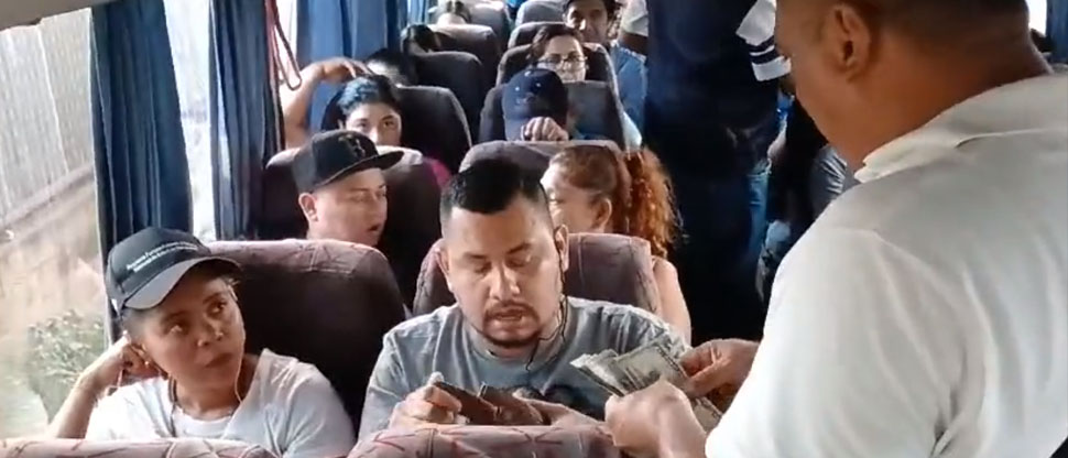 Busero regresa dinero a pasajeros tras ser multado por aumentar el pasaje sin autorización