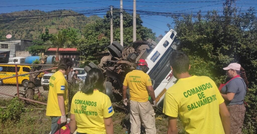 Camión que transportaba pollos y concentrado vuelca en carretera a Nejapa (VIDEO)