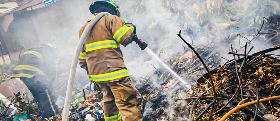 Bomberos sofocan incendio en basurero de Soyapango