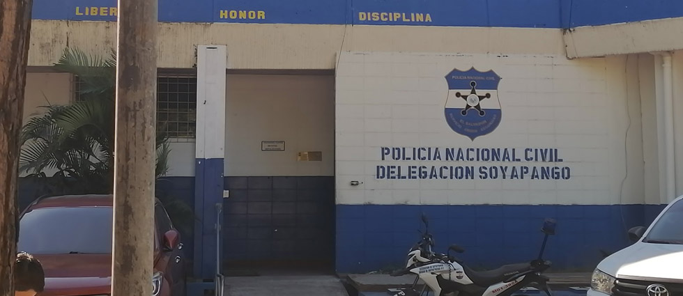Policía muere por posible «intoxicación médica» en la delegación de Soyapango